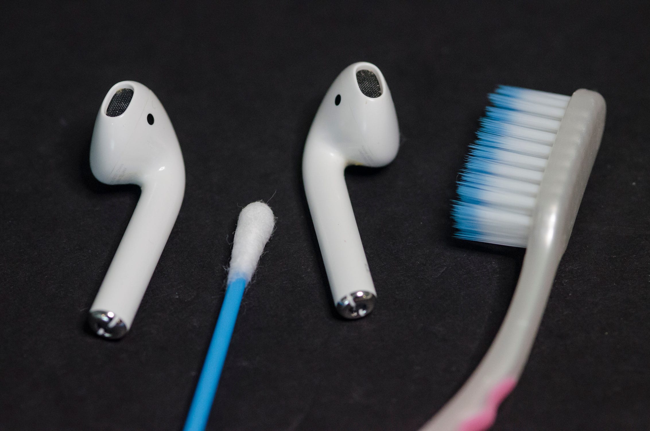 How To Clean AirPods, AirPods Pro &  Case And Make Them ...